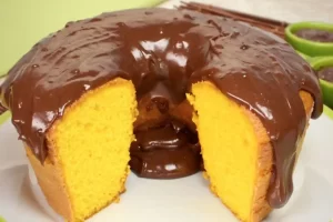 Descubra como preparar uma deliciosa receita de bolo de cenoura com cobertura de chocolate, um clássico irresistível que encanta a todos com seus ingredientes de alta qualidade. Siga este guia e surpreenda seus convidados com um bolo delicioso e caseiro.